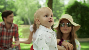 姐妹和幼儿在户外看照相机27秒视频