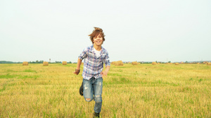 微笑的男孩少年在村庄的干草堆背景上10秒视频