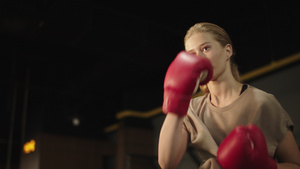 健身中心有迷人的漂亮女孩拳击比赛16秒视频