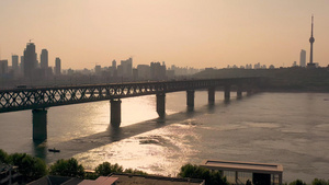 环绕航拍日落时分的武汉长江大桥和电视塔47秒视频