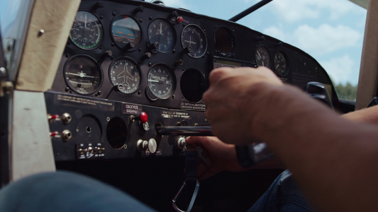 飞行员在技术飞机机舱特写镜头中准备好驾驶飞机视频