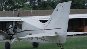 小型飞机在飞行前检查过程中移动襟翼24秒视频