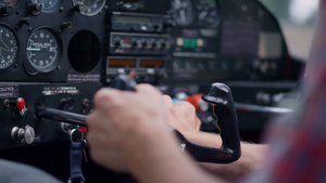 飞行员使用坐在现代飞机机舱特写镜头中的钥匙启动飞机发动机32秒视频