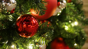 节日装饰的户外圣诞树特写镜头与明亮的红色球模糊闪闪发光15秒视频