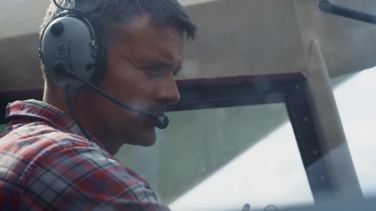 飞机驾驶舱分析飞机中的肖像专业飞行员耳机视频