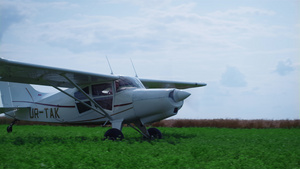 小飞机起飞机场绿草24秒视频