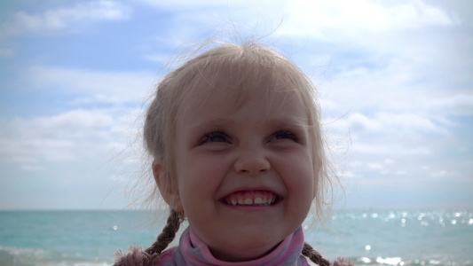 小女孩在海画上笑着笑视频