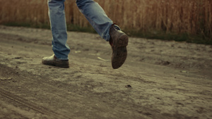 穿鞋穿过农田乡村道路的男人农民腿23秒视频
