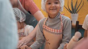 快乐的女孩用厨房滚筒滚面团在烹饪课上做披萨年轻女孩11秒视频