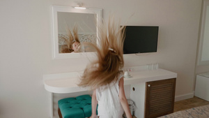 儿童快乐跳舞在旅馆房间里照镜子26秒视频