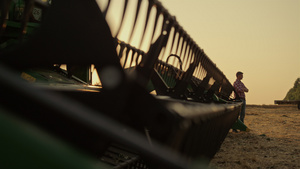 农学家剪影休息小麦农田精益收割机金色日落13秒视频