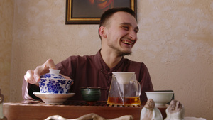 快乐的茶叶大师准备热茶14秒视频