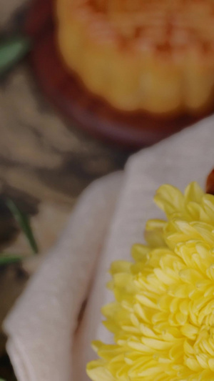 旋转的月饼和菊花中秋节37秒视频