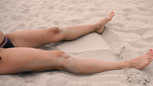 夏天放暑假时在沙沙滩上玩的性感女性模特腿慢动作视频