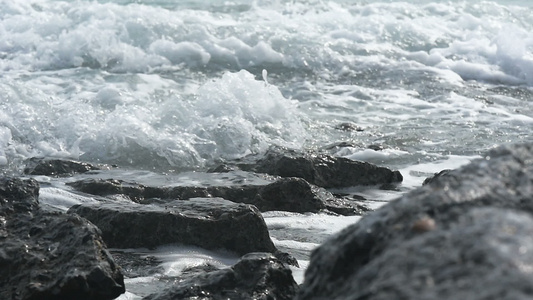 海浪撞上悬崖慢动作视频