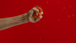 从红底的西柿里挤出汁来7秒视频