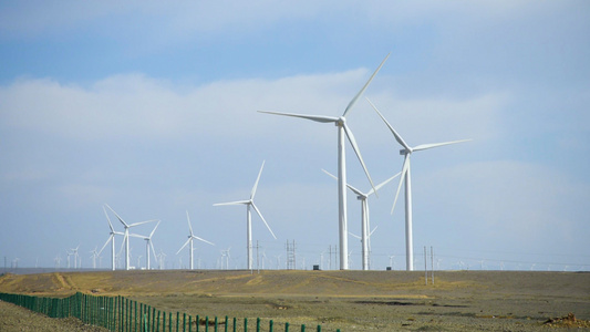 新疆戈壁风力发电国家电网输电线路实拍视频