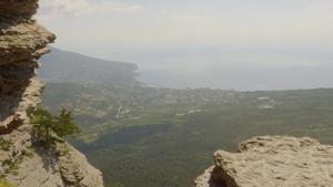 地平线上海边的惊人景色山峰从高山到海边和天际线背景10秒视频