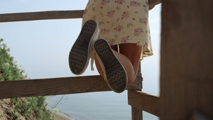 在海洋附近穿着运动鞋的苗条女孩腿19秒视频