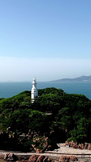 航拍初夏海边美景青岛小青岛灯塔青岛旅游39秒视频