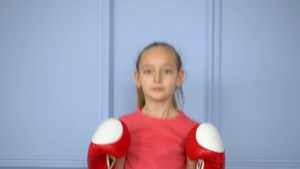 快乐的女孩拳击手在拳击手套跳跃和欢快的喜悦赢得慢动作31秒视频