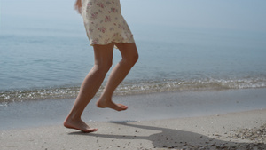 快乐的女人在潮湿的沙滩上旋转弹跳12秒视频
