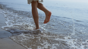 裸露的女人腿在海浪上跳跃13秒视频