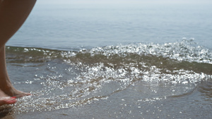 晒黑的女人腿在阳光下溅起海浪18秒视频