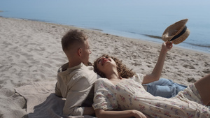 无忧无虑的夫妇躺在沙滩上的夏日时光13秒视频