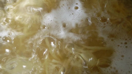 沸水和意大利面的顶部视图视频