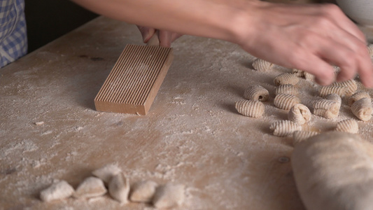 用全麦面粉制作自制纯素意大利面的特写过程家庭厨师在视频
