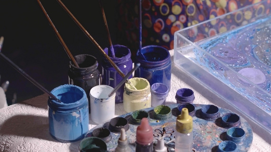 ebru紫紫和蓝漆美丽的抽象模式视频