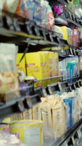 超市推着购物车的男性选购商品逛超市视频