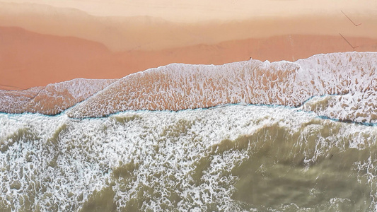 4k升格海边海浪浪花冲上沙滩空镜实拍视频