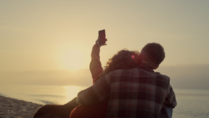 可爱的情侣在海滩上自拍照片27秒视频