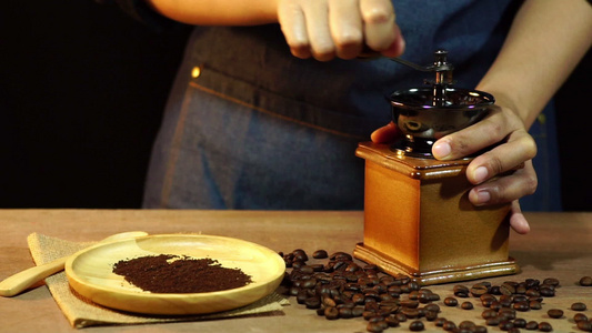 慢动作的女性在木制桌子上磨咖啡豆视频