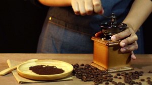 慢动作的女性在木制桌子上磨咖啡豆30秒视频