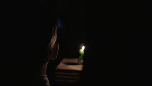 孩子和妈妈带着生日蛋糕与蜡烛在黑暗中14秒视频