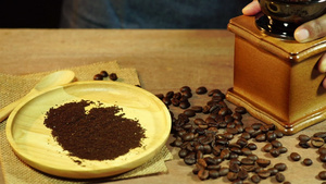 女人的手在木制桌子上磨咖啡豆而且动作慢35秒视频