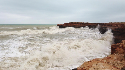 粗海和大浪暴浪海岸线崎岖不平视频