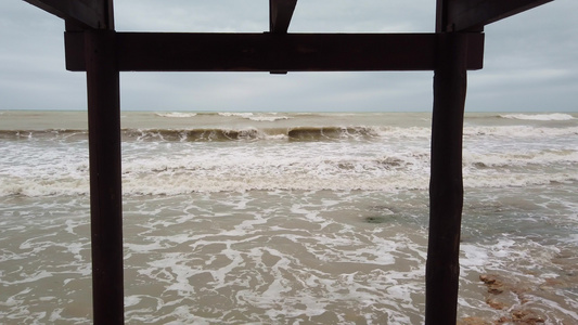 恶劣天气期间的暴风海视频