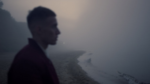 严肃的人在晨雾中走在海边10秒视频