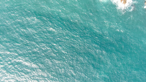 4K实拍清澈蓝色海面19秒视频