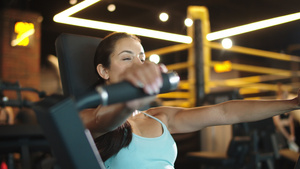 健身女人在俱乐部里锻炼14秒视频