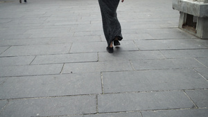 在城市里走着的女腿穿不穿高跟鞋的便衣滑板鞋11秒视频