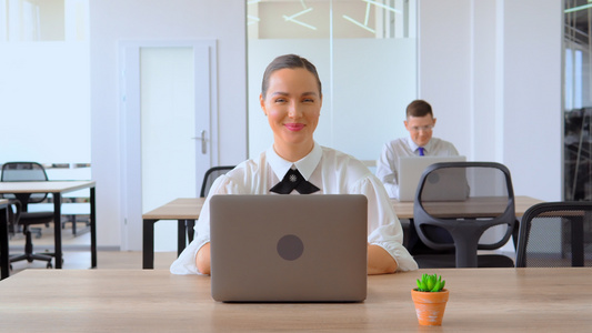 商业女性肖像在工作场所显示符号可以视频
