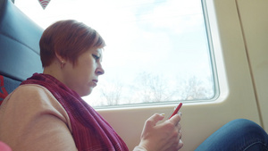 成年妇女乘车时使用手机21秒视频
