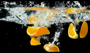 橙子掉入水中高速升格视频13秒视频