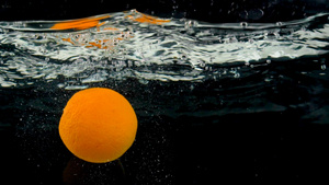 橙子掉入水中升格视频13秒视频