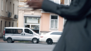 白天女性手在城市道路上触摸城市背景10秒视频